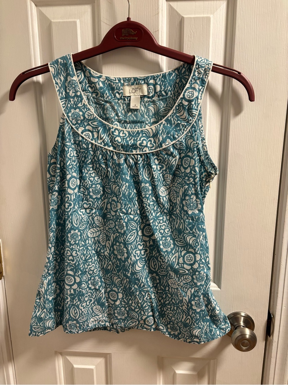 Ann Taylor LOFT Blue White Floral Pattern Sleeveless Blouse Top Size 4 Side Zip